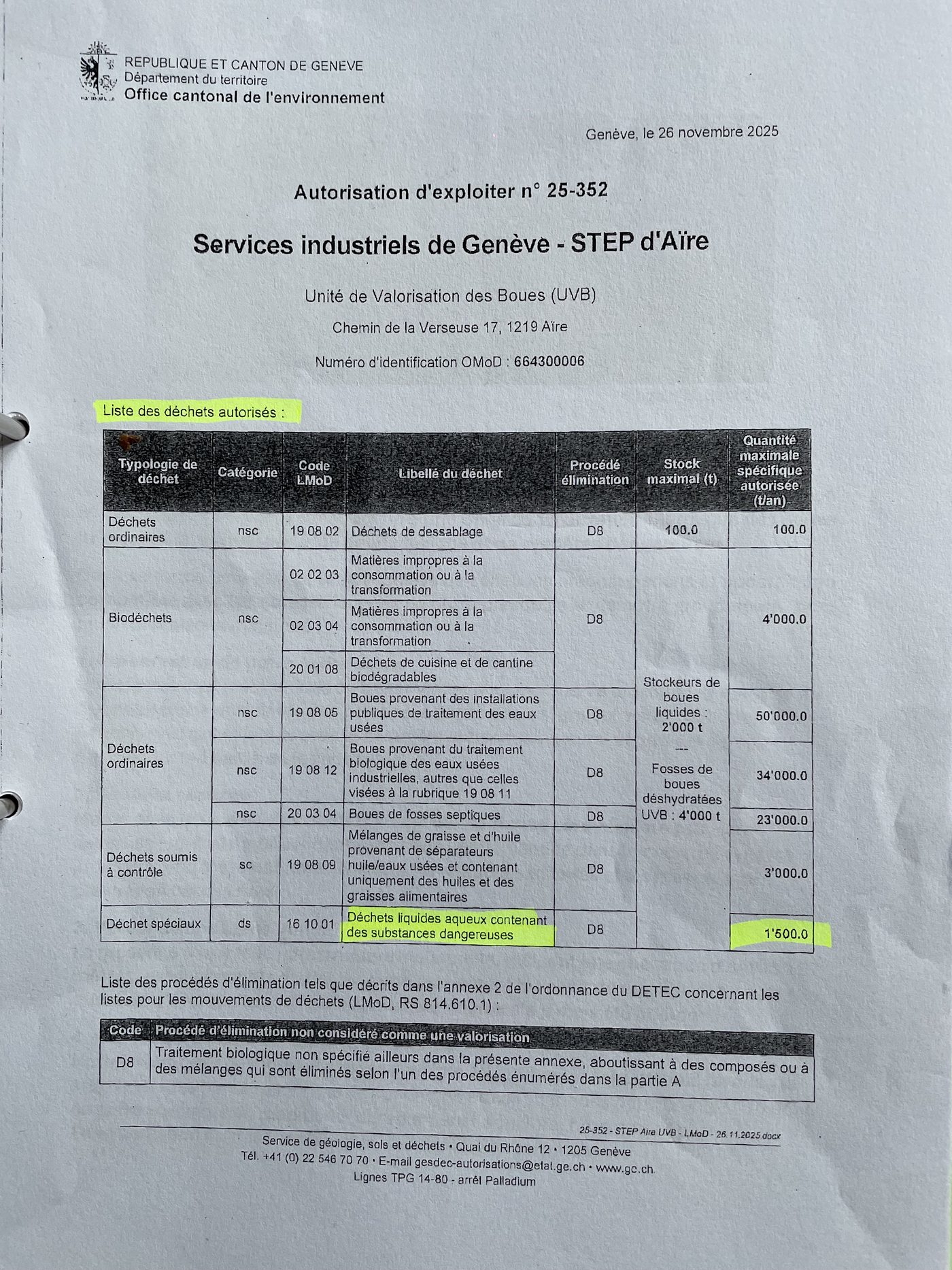 Photographie de l'autorisation d'exploiter n° 25-352, liste des déchets autorisés, ligne des déchets dangereux surlignée